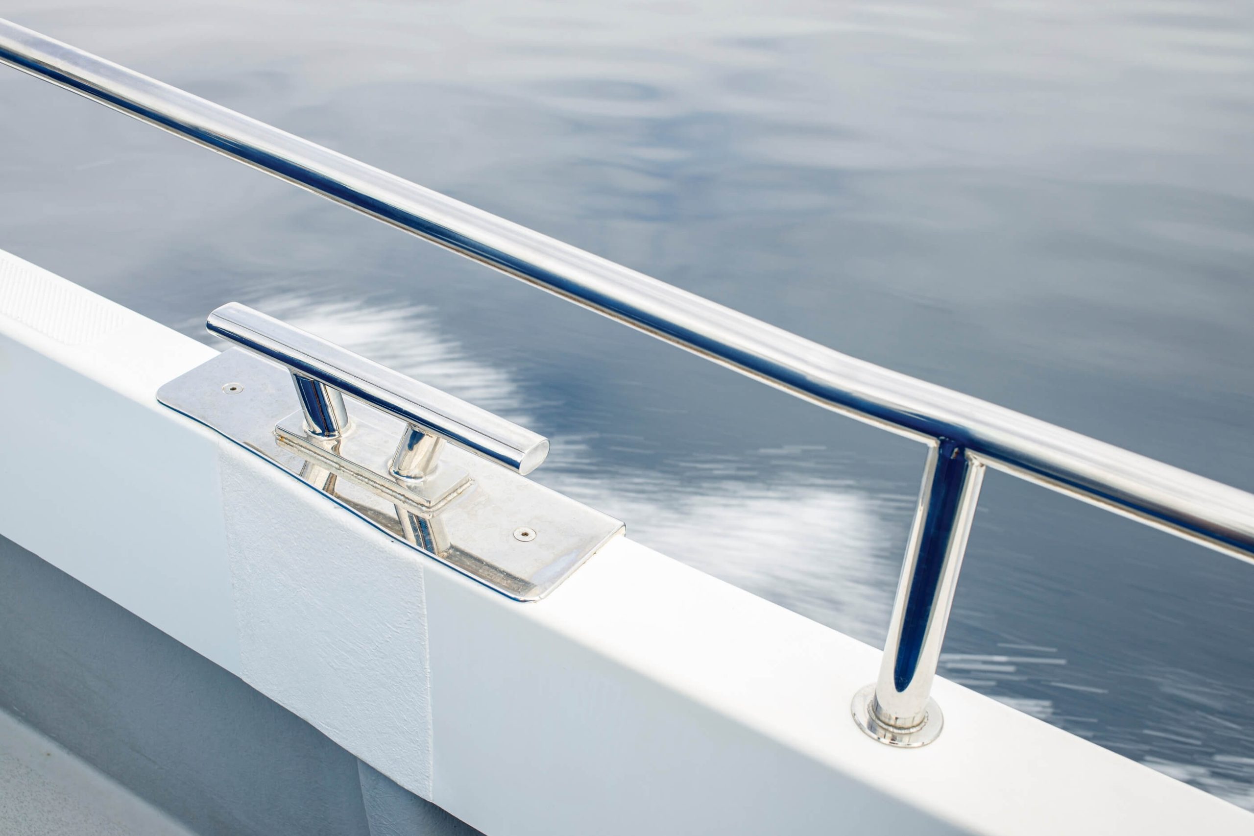 Stainless steel cleet and hand rail on a yacht. 